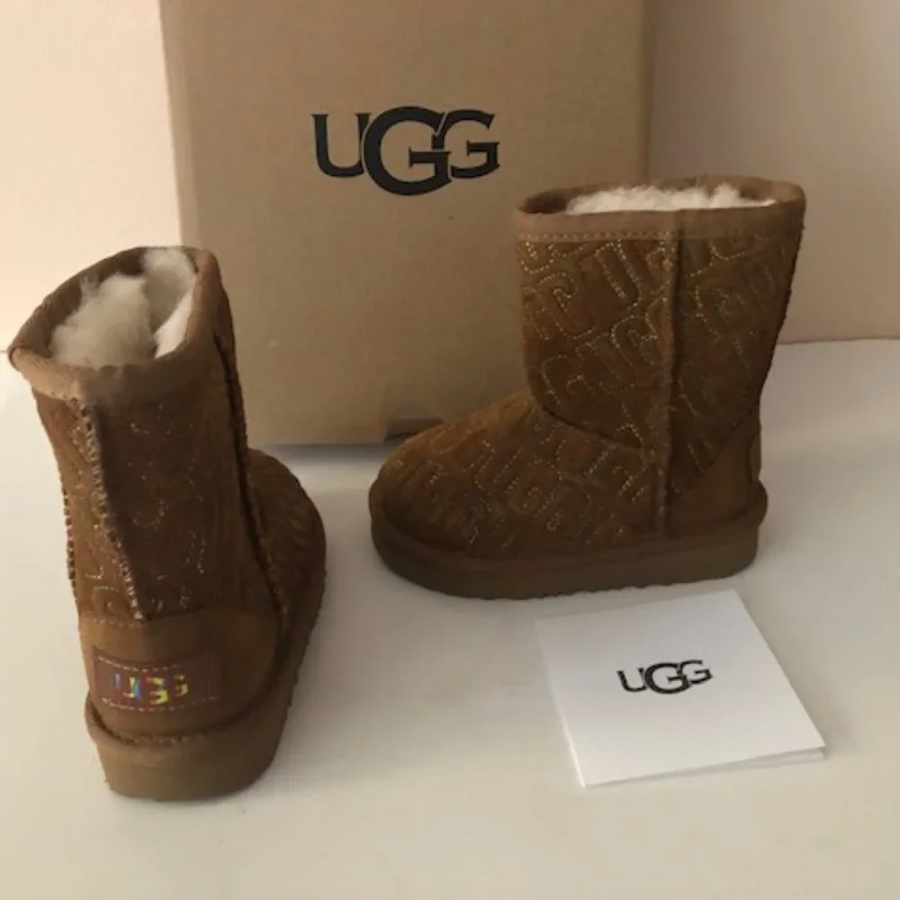 UGG Classic II Graphic Stitch Leather Kids' Short Boot for boy or girl. Size: 6
